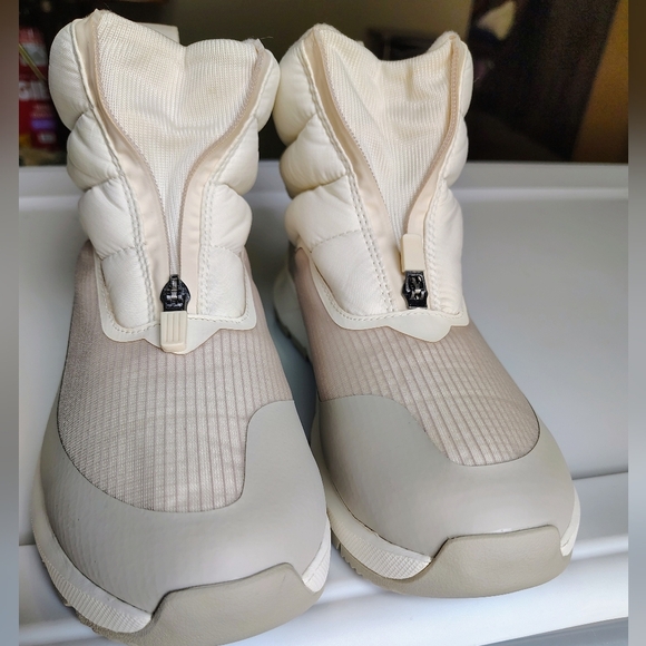 The North Face thermoball Insulated Pogressive Women's Zip Up Snow Boot 9. - Picture 12 of 16